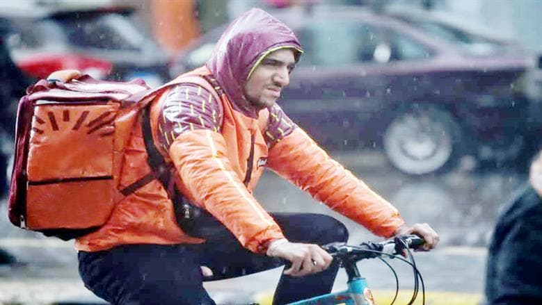 سائق توصيل يكافح لكسب الرزق في رمضان المبارك